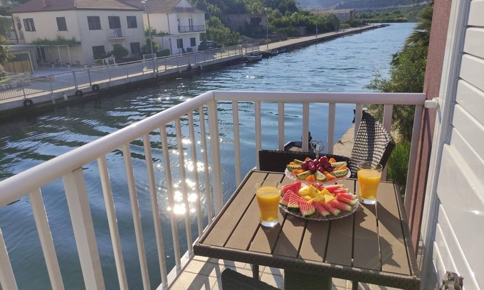 Ploce Apartment | Two bedroom apartment with balcony Rogotin, Neretva Delta - Ušće Neretve (A-23141-a)
