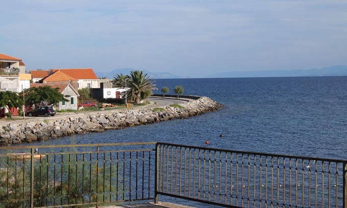 Sucuraj Apartment | Two bedroom apartment near beach Sućuraj, Hvar (A-4029-f)