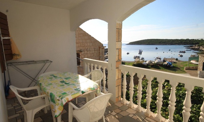 Rukavac Apartment | Two bedroom apartment near beach Rukavac, Vis (A-1154-c)