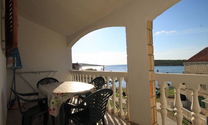 Rukavac Apartment | Two bedroom apartment near beach Rukavac, Vis (A-1154-e)