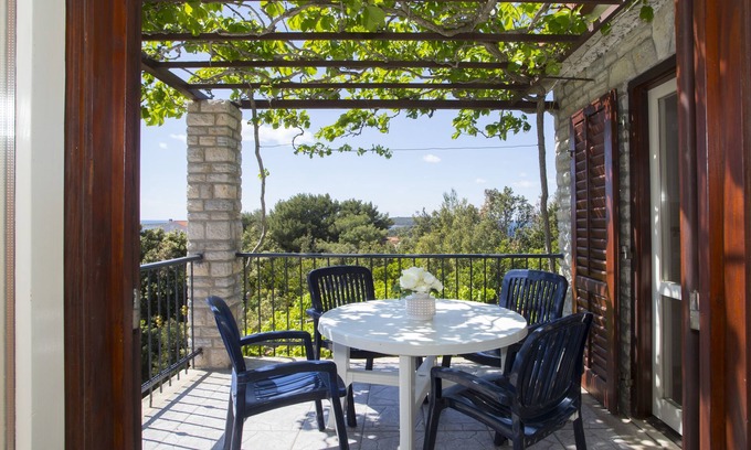 Maslinica Apartment | Two bedroom apartment with balcony and sea view Maslinica, Šolta (A-13135-b)