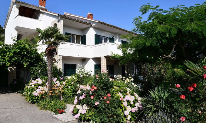 Banjol Apartment | Two bedroom apartment with balcony and sea view Banjol, Rab (A-23240-a)