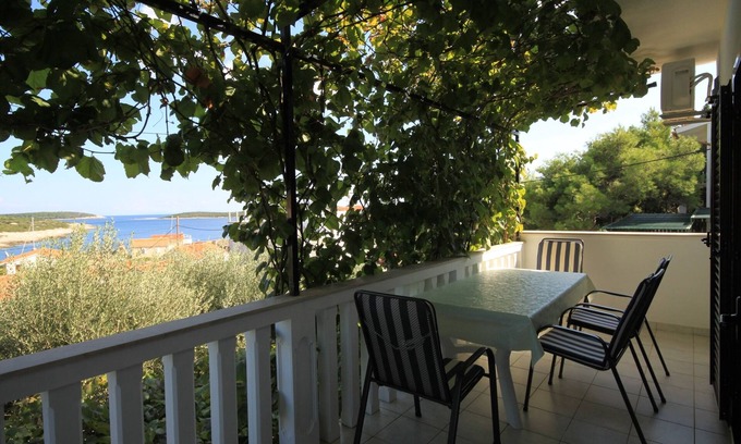 Rukavac Apartment | Two bedroom apartment with terrace and sea view Rukavac, Vis (A-2411-a)