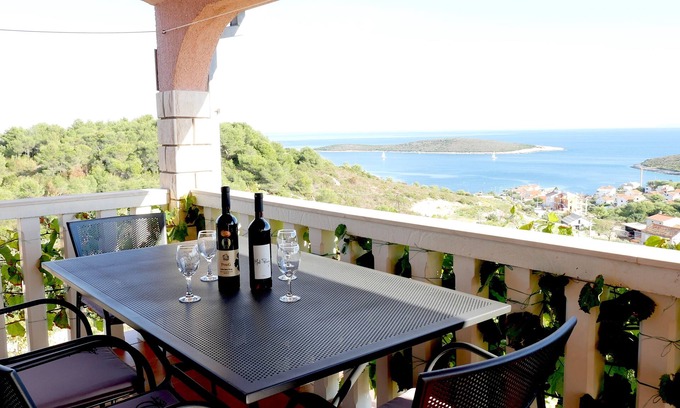 Rukavac Apartment | Two bedroom apartment with terrace and sea view Rukavac, Vis (A-8839-c)