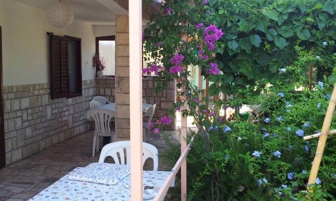 Rukavac Apartment | Two bedroom apartment with terrace and sea view Rukavac, Vis (A-13337-a)