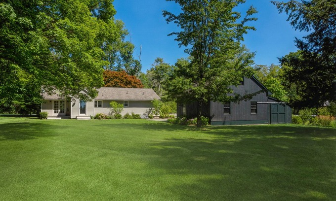 Sharon Cottage | Two Bedroom Cottage Close To Town