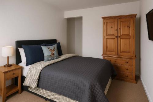 Huntly House | Two bedroom cottage in Lumsden - Contractors