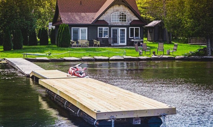 Utterson House | Two bedroom Muskoka lakeside retreat with incredible and tranquil views