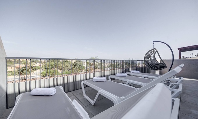 St. Andrew's Apartment | Two Bedroom Penthouse - Jacuzzi