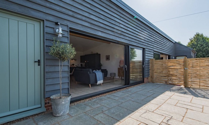 Ashford House | Two contemporary pet friendly barns by Bloom Stays - 8 guests in 4 bedrooms
