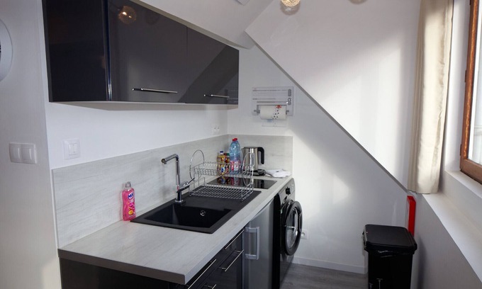 Calais Condo | TWO-ROOMED FLAT WITH SELF CHECK IN, Netflix & WIFI