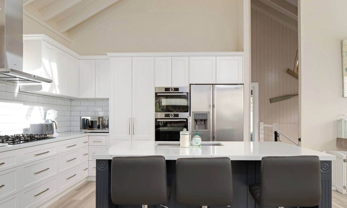 Lilli Pilli House | Two Salty Dogs | Pet-Friendly, WiFi & Pool Table