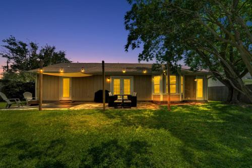 Lynn Haven House | Two Spaces in One Main House and Guest House 25 Min to PCB
