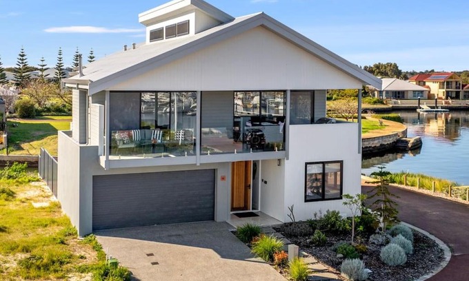 Geographe House | Two-Storey with Marina Views