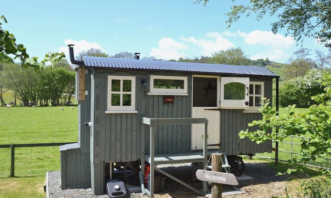 Llandrindod Wells Cottage | Ty Bach Shepherds Hut