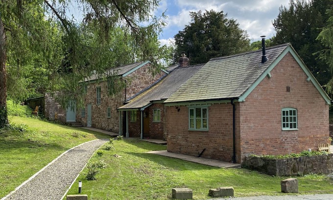 Overton-on-dee House | TY BONT, pet friendly, character holiday cottage in Overton-On-Dee