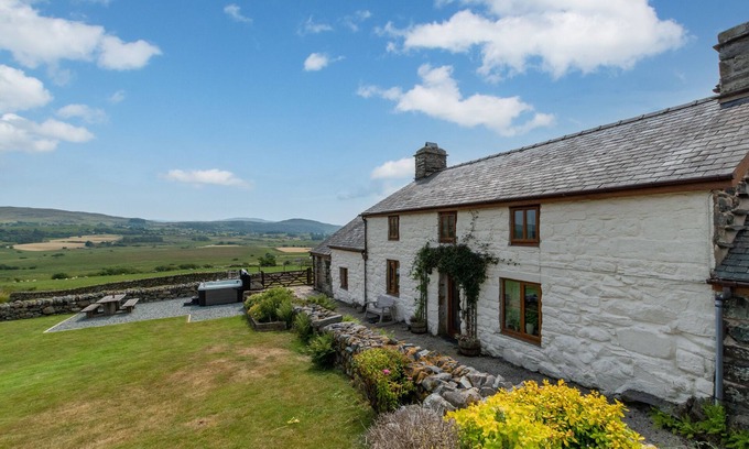 Trawsfynydd House | Ty Cerrig Cottage - Three Bedroom House, Sleeps 6