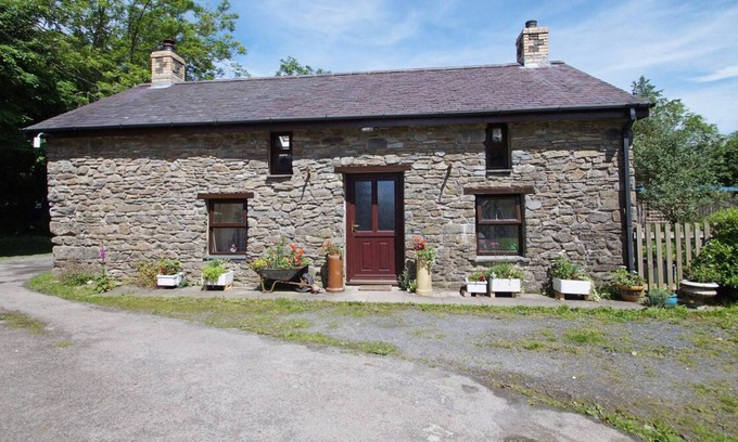 Llanon House | Ty Clyd in the beautiful Llanon