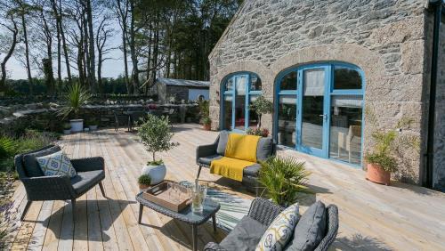 Llanddaniel Fab House | Ty Coets