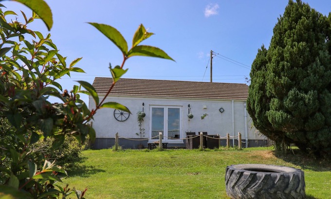 Llangynin Cottage | TY CWTCH, pet friendly, country holiday cottage in St Clears
