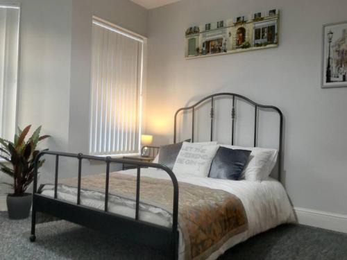 Cathays House | Ty Dogfield by Dream Short Stays