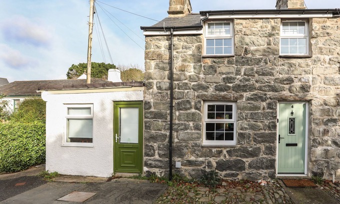 Llanystumdwy Cottage | TY EIDDEW (IVY HOUSE), pet friendly, with a garden in Criccieth