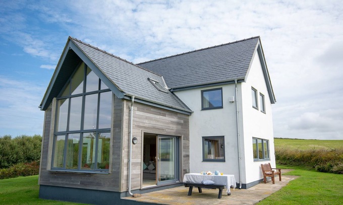 Llanfaethlu Cottage | Ty Glan y Mor - sleeps 10 guests in 4 bedrooms