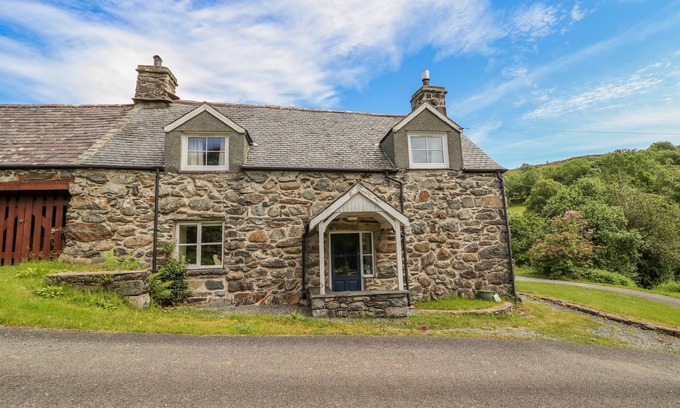 Llanelltyd House | TY GLAN YR AFON, pet friendly, with open fire in Dolgellau
