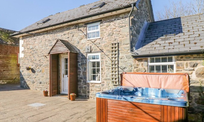 Carno Cottage | TY HAF, pet friendly, luxury holiday cottage, with pool in Carno
