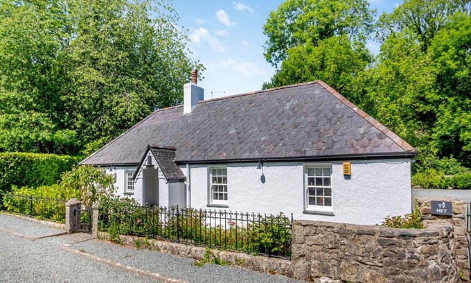 Llanddaniel Fab House | Ty Het