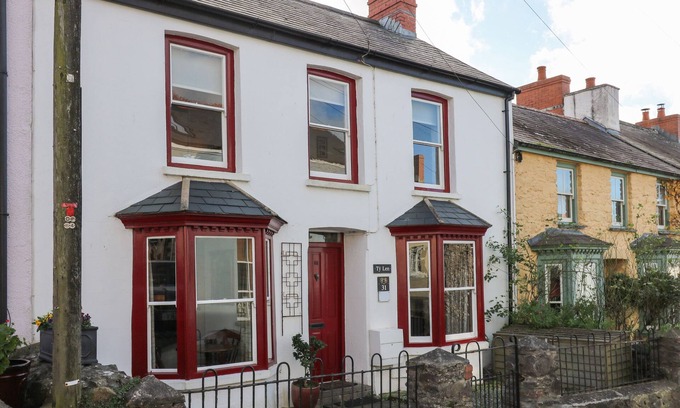 St Davids Cottage | TY LEN, pet friendly, character holiday cottage in St Davids