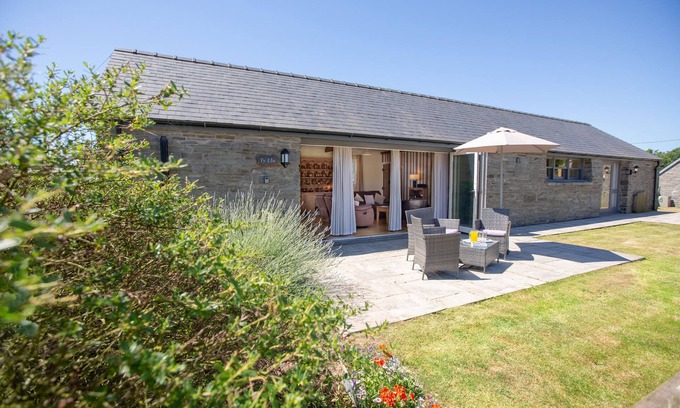 Kidwelly Apartment | Ty Llo (sleeps 5-6).