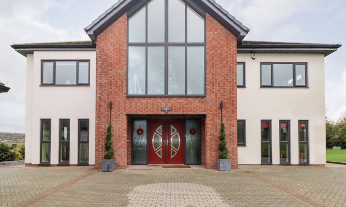 Llanrhidian Higher Cottage | TY MARLYN, pet friendly, luxury holiday cottage in Crofty