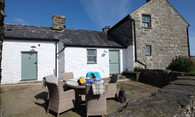 Porthmadog Cottage | TY MAWR PORTHMADOG, pet friendly, with open fire in Porthmadog