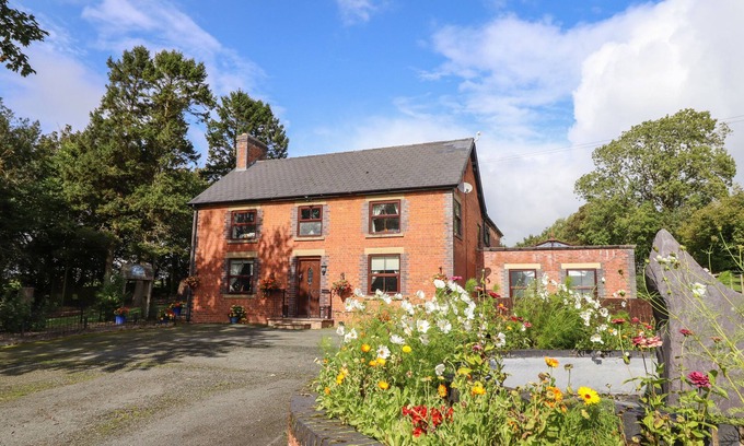 Llanfair Caereinion Cottage | TY NEWYDD, family friendly, luxury holiday cottage in Llangadfan