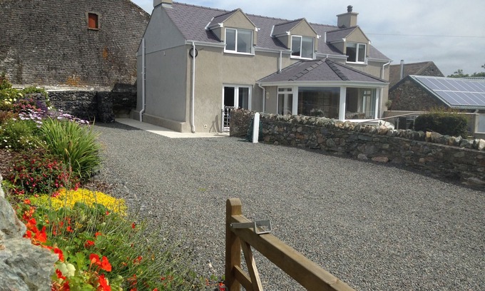 Llanfaethlu Cottage | TY TOP, pet friendly, with open fire in Llanfaethlu
