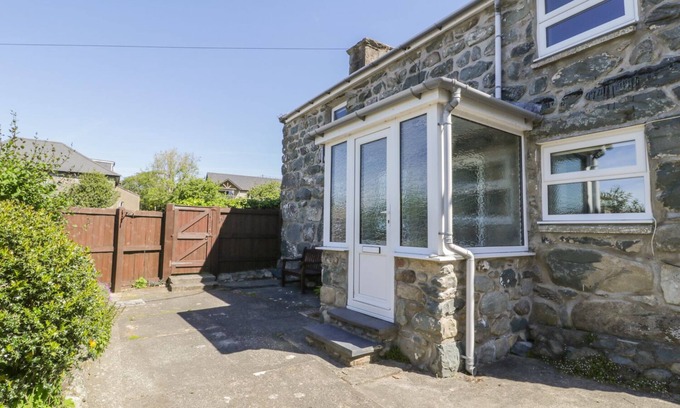 Dyffryn Ardudwy Cottage | TY UCHAF, family friendly, with a garden in Dyffryn Ardudwy