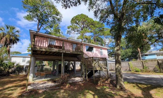 Tybee Island Cottage | Tybee Pink House (Military & Veteran Discount)