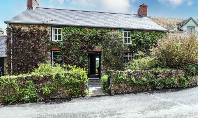 Newport Cottage | TYDDYN BACH, family friendly in Newport, Pembrokeshire