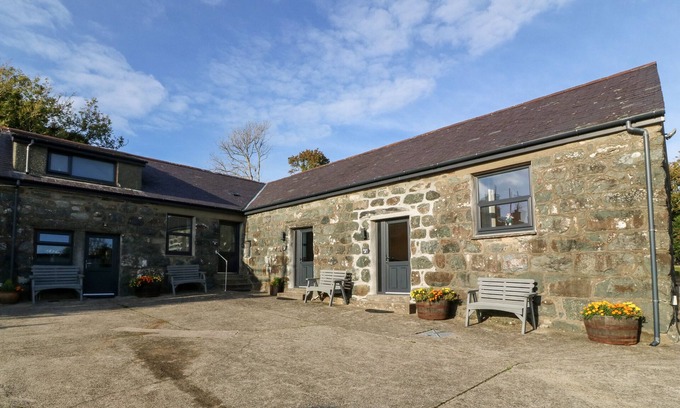 Llanystumdwy Cottage | TYDDYN SIANEL - DERW, romantic, country holiday cottage in Criccieth