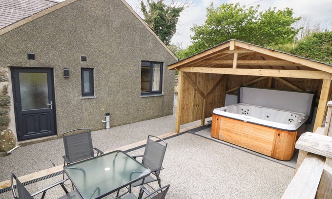Llanystumdwy Cottage | TYDDYN SIANEL - ONNEN, family friendly, with hot tub in Criccieth