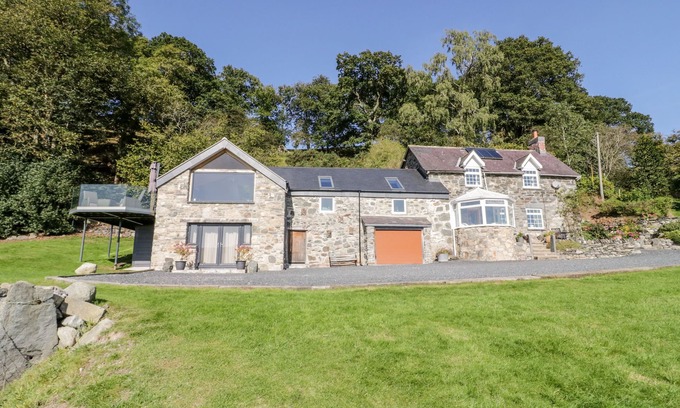 Corwen Cottage | TYN LLWYN, pet friendly, character holiday cottage in Pencoed