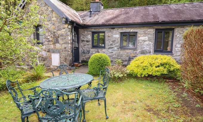 Gwynedd- Snowdonia Cottage | TYN Y FFYNNON, family friendly, with open fire in Betws-Y-Coed
