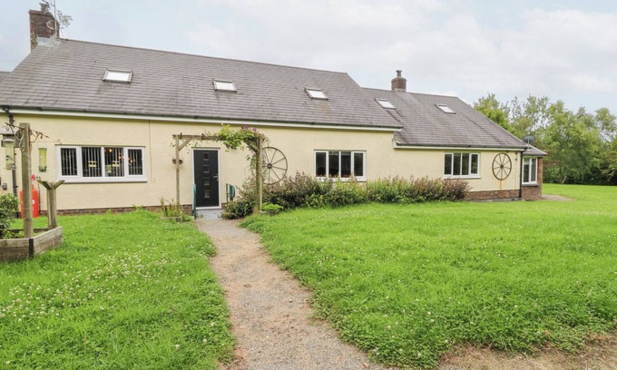Bethania House | TYNEWYDD FIELDS, pet friendly, with pool in Cross Inn