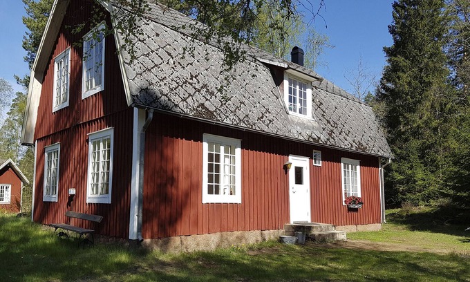 Sofielund House | Typical red and white holiday home surrounded by forest and lake