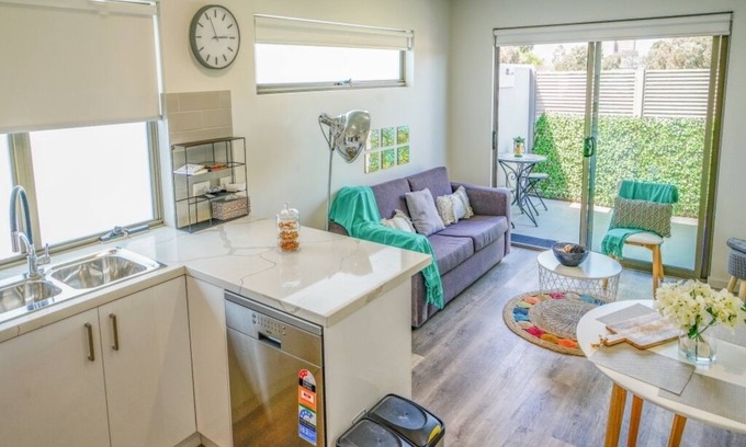 Brunswick Apartment | U201 Brunswick Living Top flor Balcony Close to APT n CBD FreeWifi Tram Doorstep