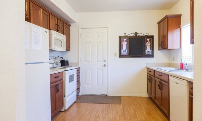 Evans Churchill House | U5 - Welcoming 2-Story 2 BR/2 BA in DT PHX w/pkg