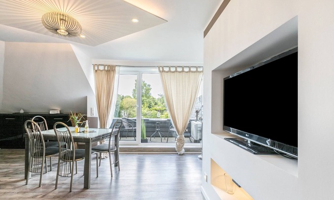 Heide Apartment | 'Uhse Apartment' with Garden & Wi-Fi