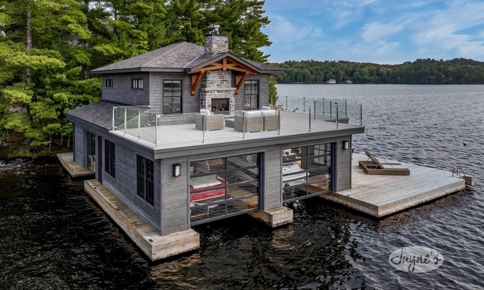 Port Carling Cottage | Ultimate Boathouse Entertaining, New 6 bdrm, 8 bath Cottage/Boathouse! Hot tub!