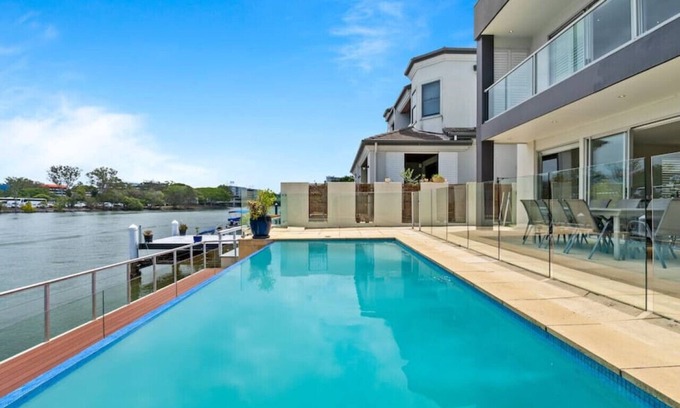 Surfers Paradise House | Ultimate Family Vacation Haven in GC w/Pool